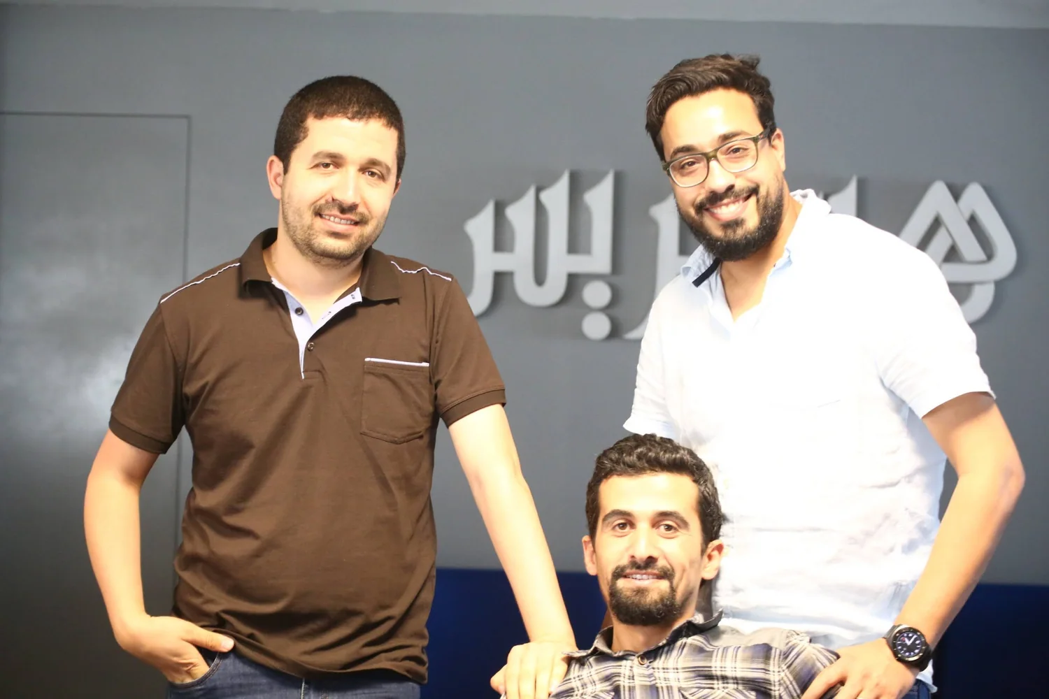 فؤاد وكاد أمام مقر هسبريس